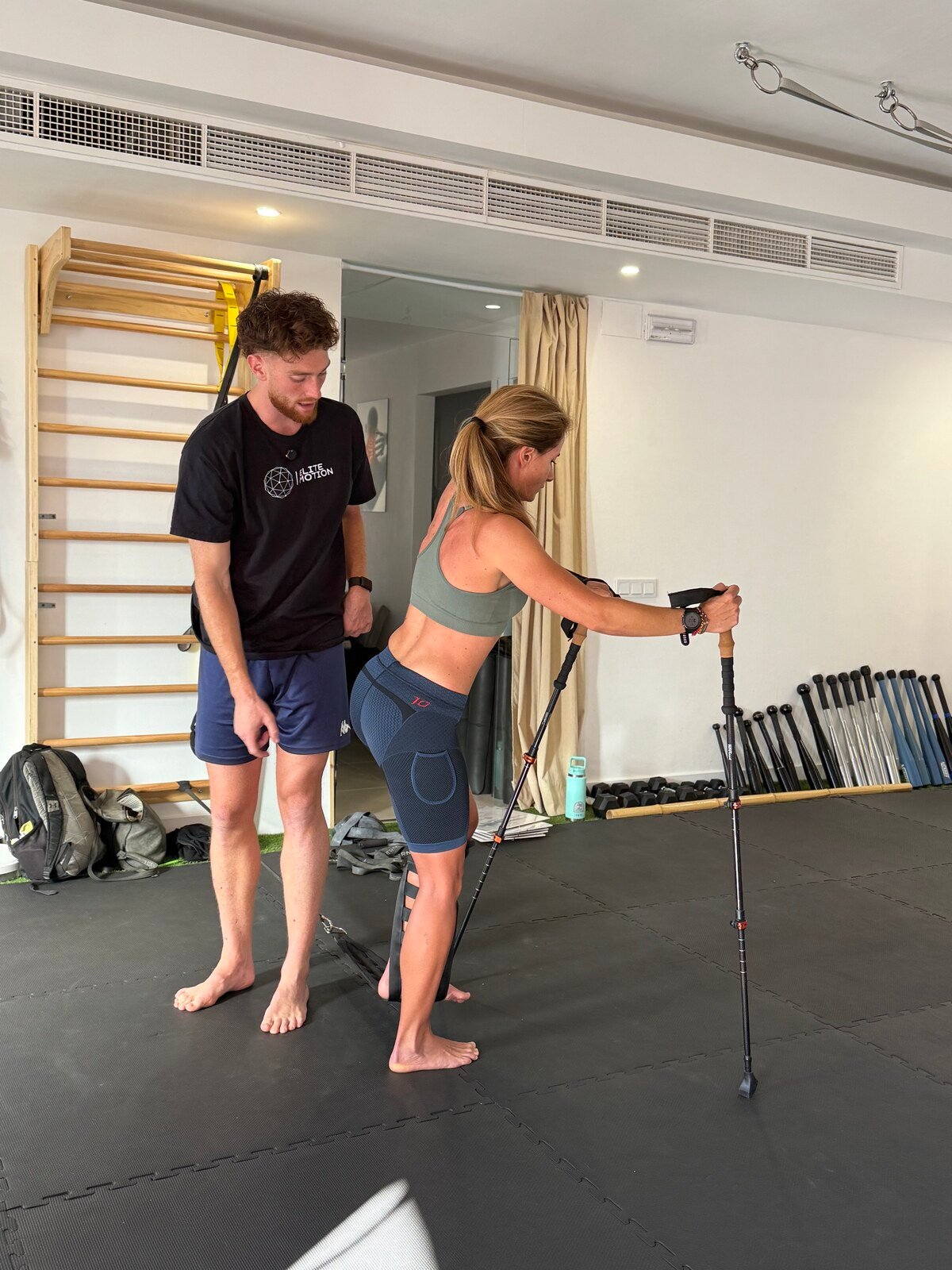 Javier Román trabajando movilidad de rodilla con una alumna